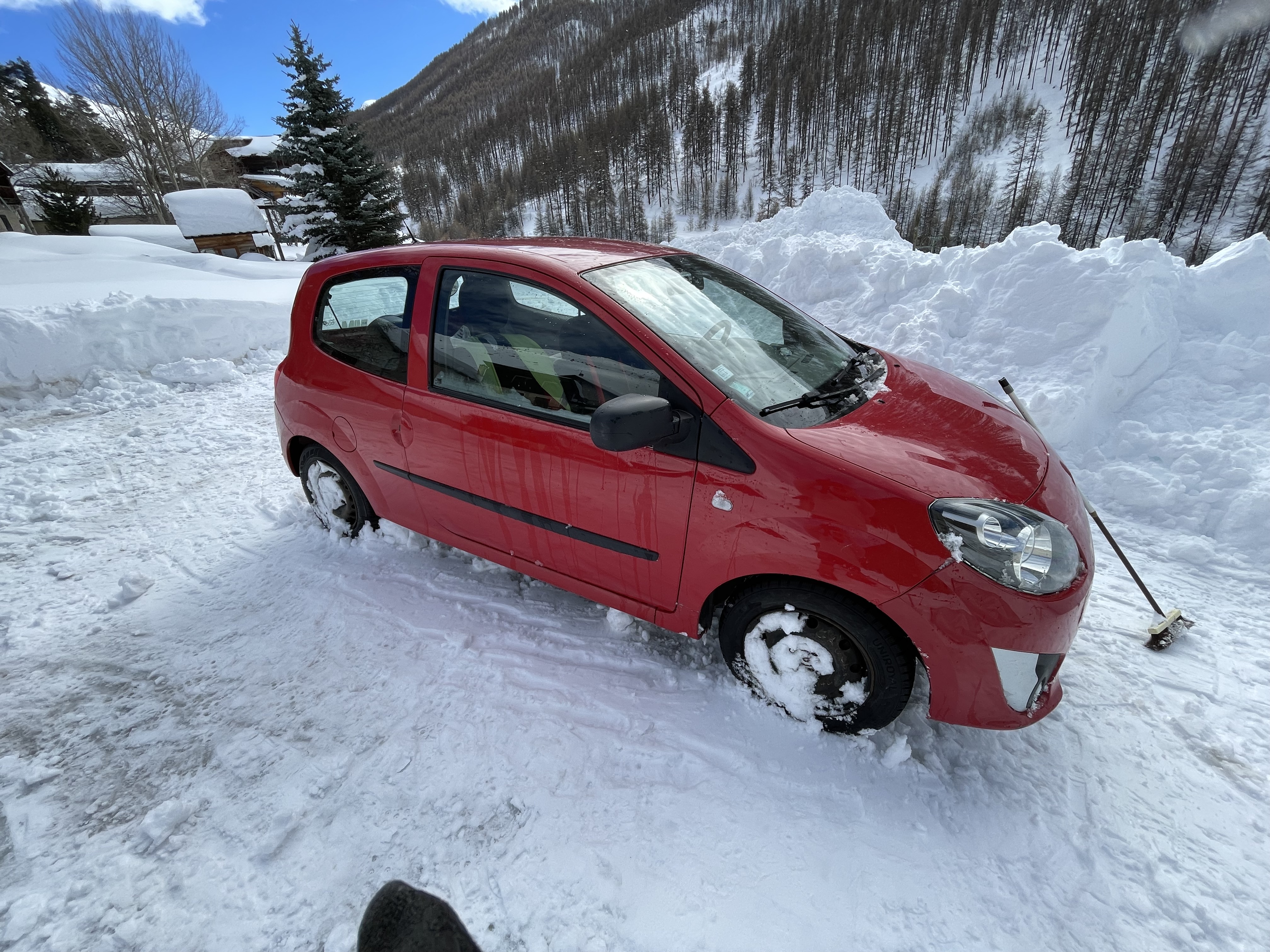 Avant que ma twingo Ferrari reprenne sa forme !